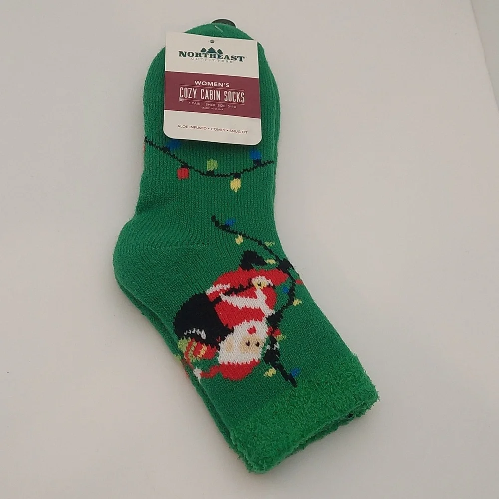 Northeast Outfitters Women's Size 5 - 10 Cozy Cabin Socks Green Christmas Santa